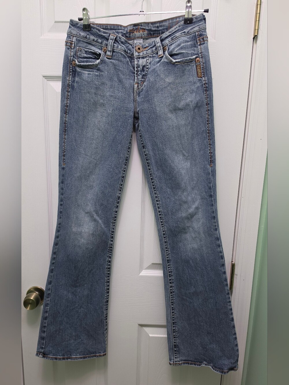 Silver Jeans Co. Suki Mid-Rise Curvy Fit Bootcut Jeans in a medium wash, size 28